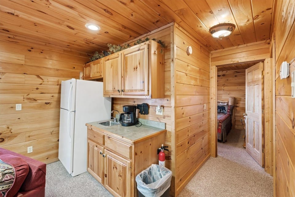 Big Bear Lodge 4 Bedroom Cabin by RedAwning Hotel in Sevierville