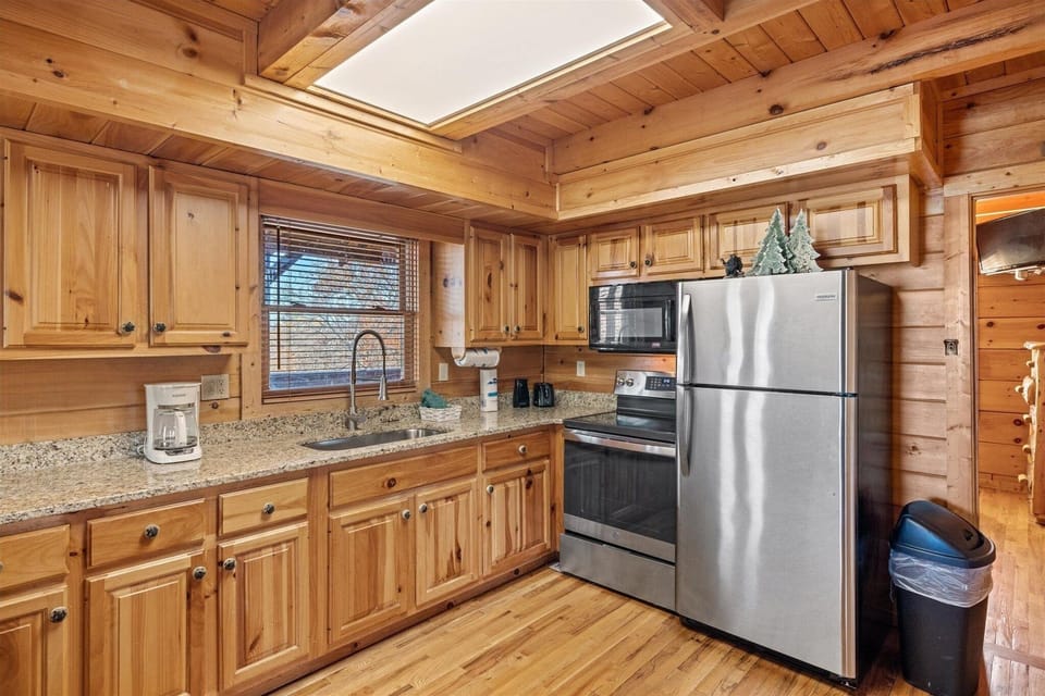 Big Bear Lodge 4 Bedroom Cabin by RedAwning Hotel in Sevierville