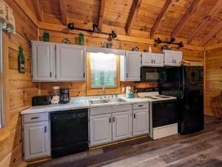 Er57 - Bear Haven - Great Location! Close To All The Action! 1 Bedroom Cabin by RedAwning Hotel in Pigeon Forge