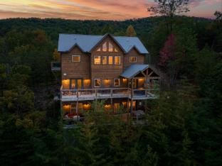 The Hidden Owl Mountain Lodge 5 Bedroom Cabin by RedAwning Hotel in Sevier County