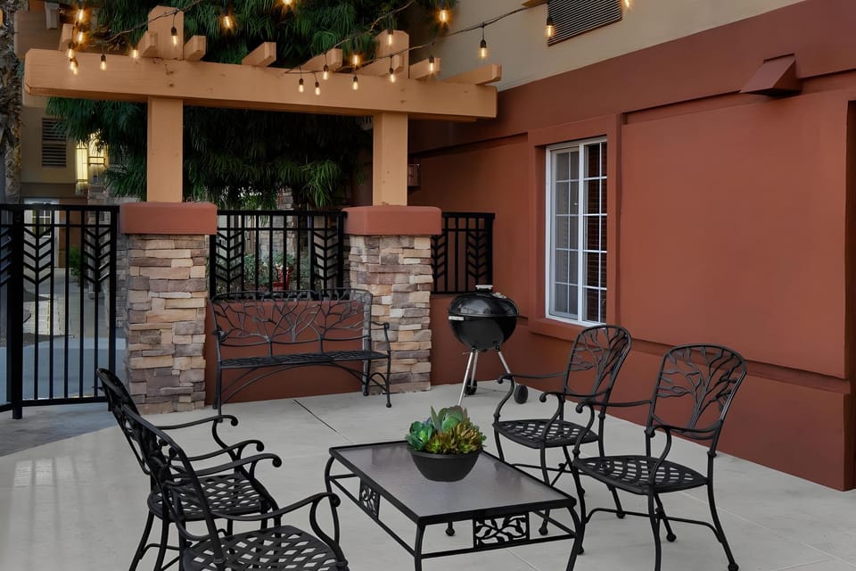 Folsom Larkspur Landing  Inn in Folsom
