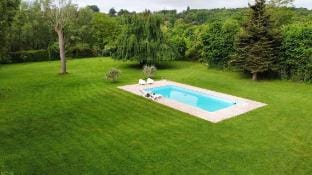 Romantic Nature Chalet – Peaceful Escape by the Marne River Hotel in Île-de-France