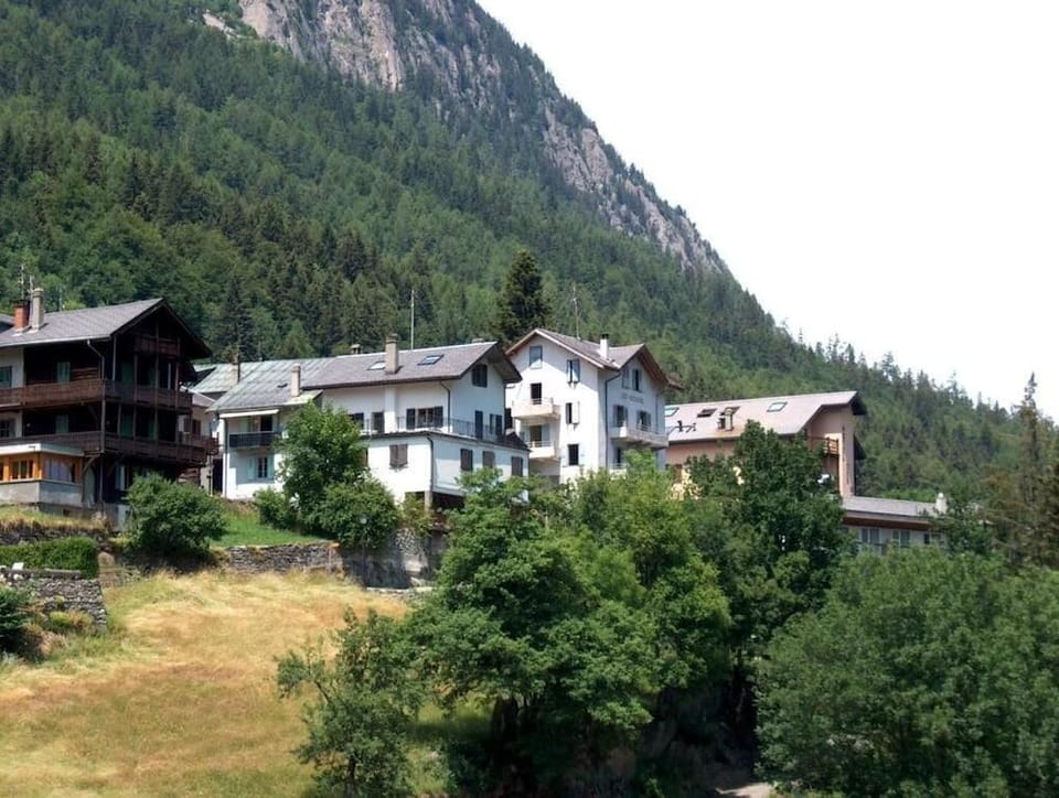 LES ROCHERS   (NO FRONT DESK FOR CHECK IN PLEASE CONTACT THE PROPERTY AT LEAST 5 DAYS IN ADVANCE) Hotel in Haute-Savoie