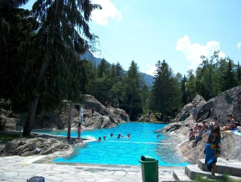 LES ROCHERS   (NO FRONT DESK FOR CHECK IN PLEASE CONTACT THE PROPERTY AT LEAST 5 DAYS IN ADVANCE) Hotel in Haute-Savoie