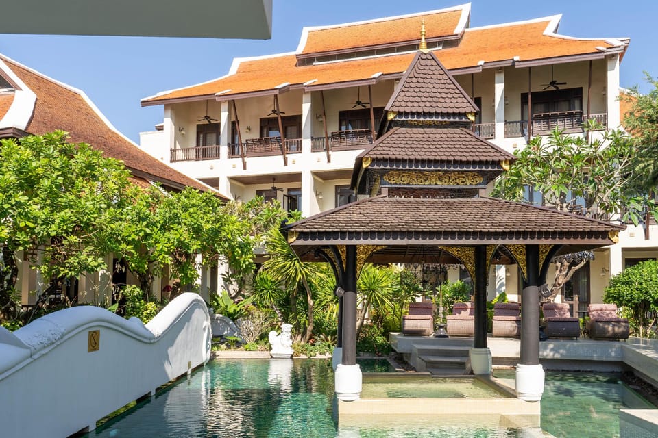Swimming pool [outdoor]