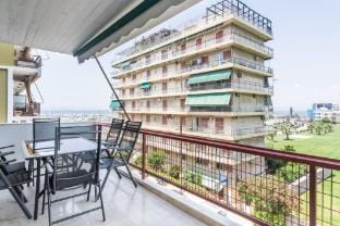 Spacious and sunlit seaside flat Hotel in Alimos