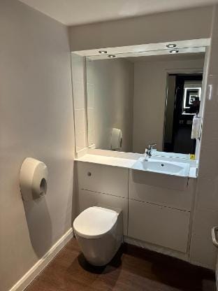Premier Roomz Two Mills Hotel in Wales