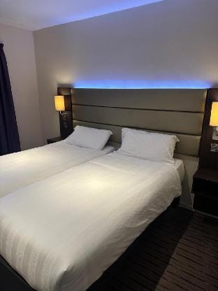 Premier Roomz Two Mills Hotel in Wales