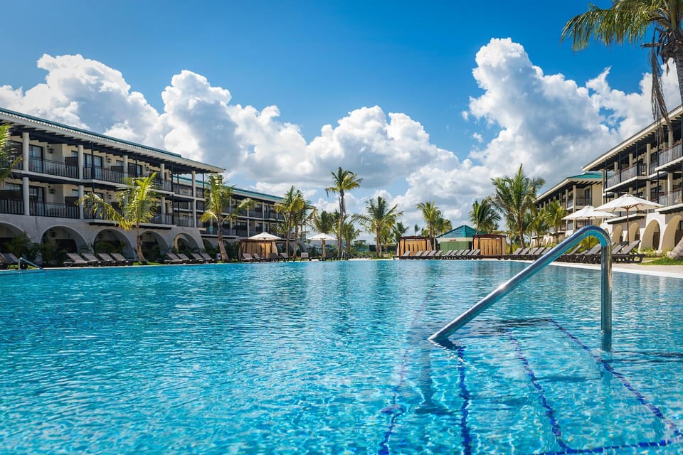 Swimming pool [outdoor]