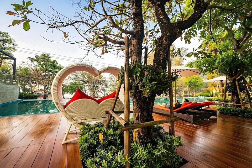 Swimming pool [outdoor]