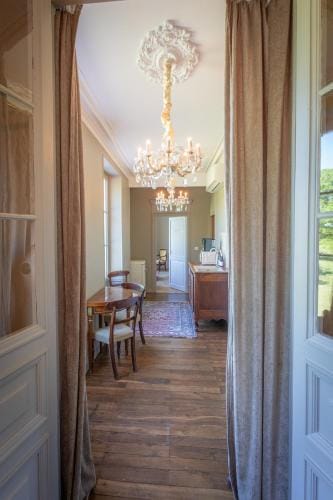 Le Chateau du Sollier - Charme calme et confort climatisation a 5mn du peage Hotel in Centre-Val de Loire