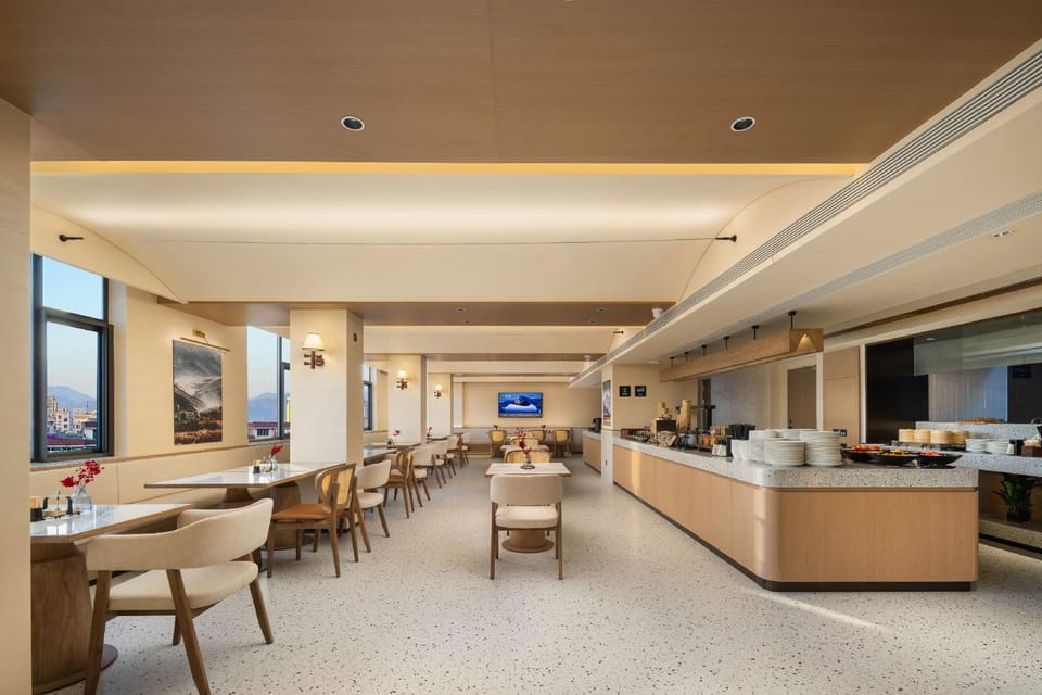 Atour Hotel Dongyang Jiangnan Renmin Road Metro Station Hotel in Hangzhou