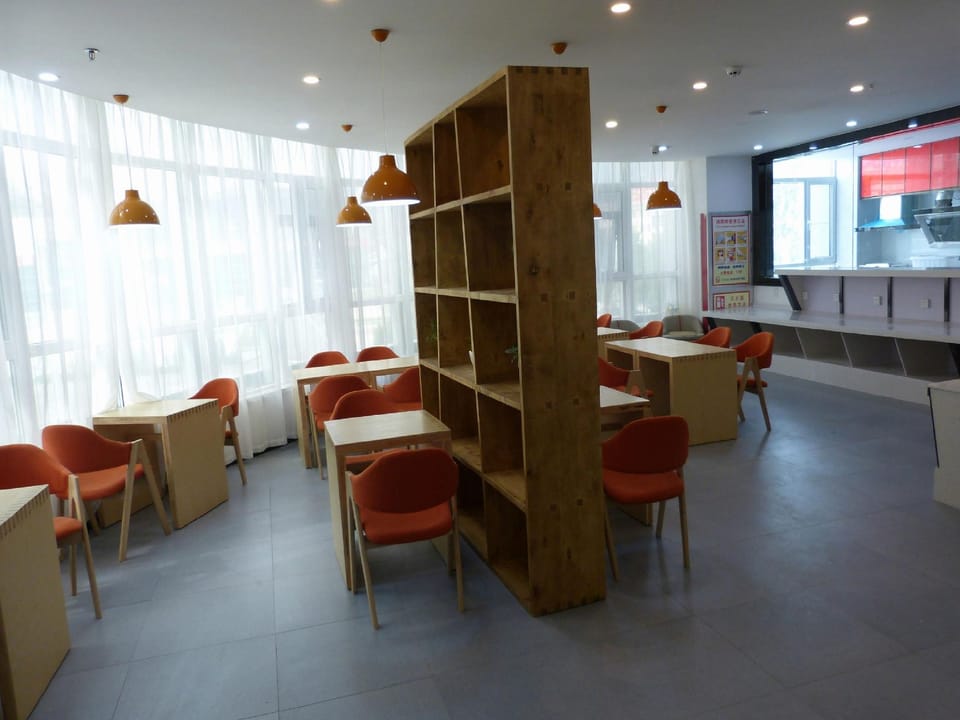 7 Days Premium·Delingha Center Square Hotel in Qinghai