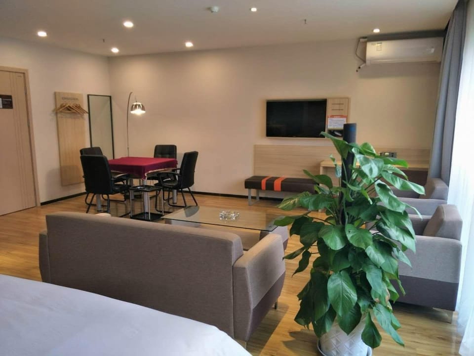7 Days Premium·Chongqing Nanping Pedestrian Street LRT Station Hotel in China