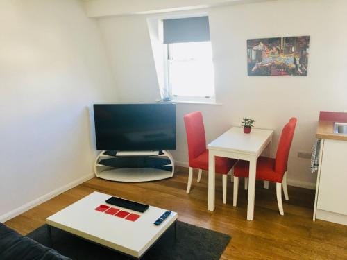 Self contained one bedroom flat in the heart of Brighton, close to the beach Hotel in Hove