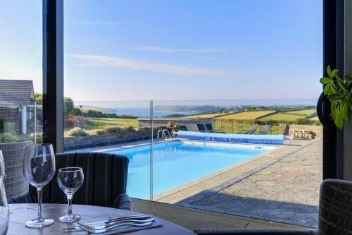 The Pickwick Inn & Oliver's Restaurant Inn in England