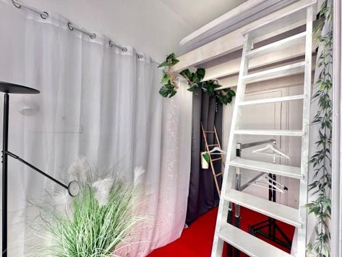 Espace nuit avec Balcon et lit Double en Mezzanine Hotel in Flanders