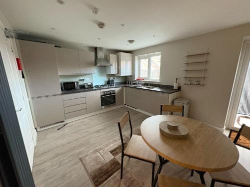 MpaNjus - Double Rooms, Shared House Hotel in Bristol