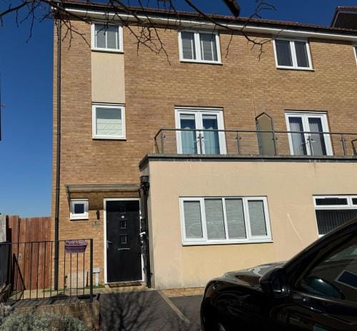 MpaNjus - Double Rooms, Shared House Hotel in Bristol
