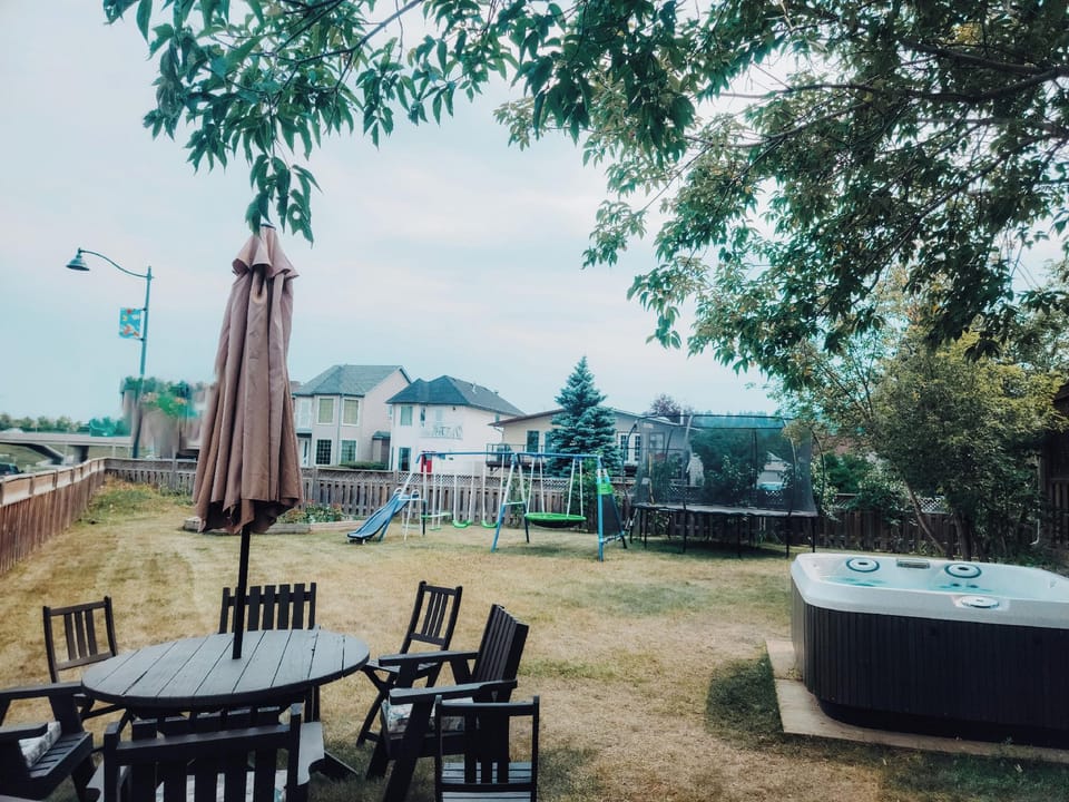 Family House with Httb Playgr BBQ Firept Hotel in Calgary