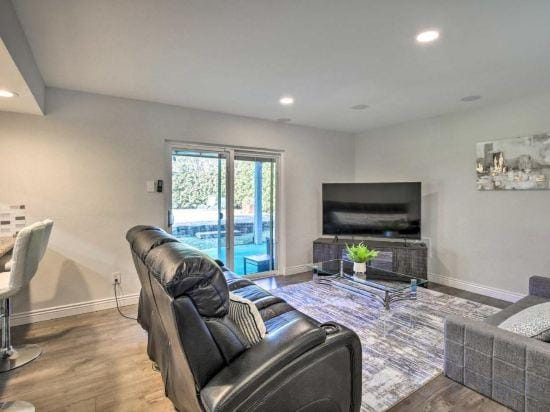 Justin Richardson Home w/ Outdoor Oasis & Movie Room Hotel in Richardson