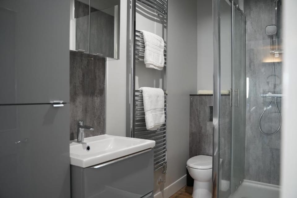 Gorgeous, Comfortable Apartment on the High Street Hotel in Merthyr Tydfil