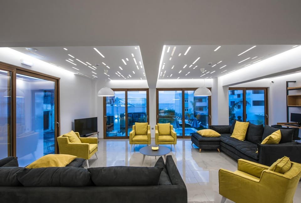 Shared lounge/TV area
