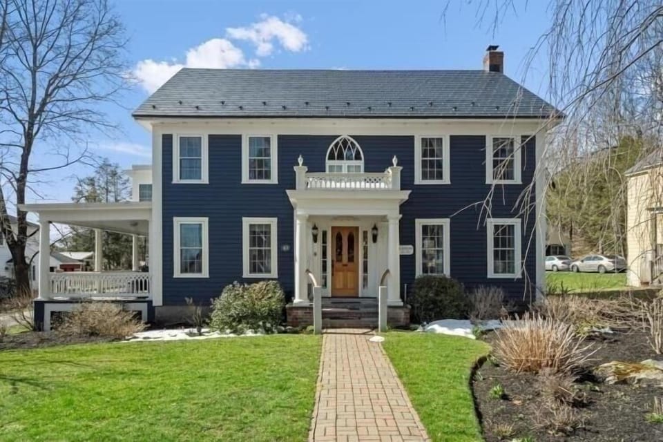 The Inn Crowd Bed and Breakfast Hotel in Massachusetts