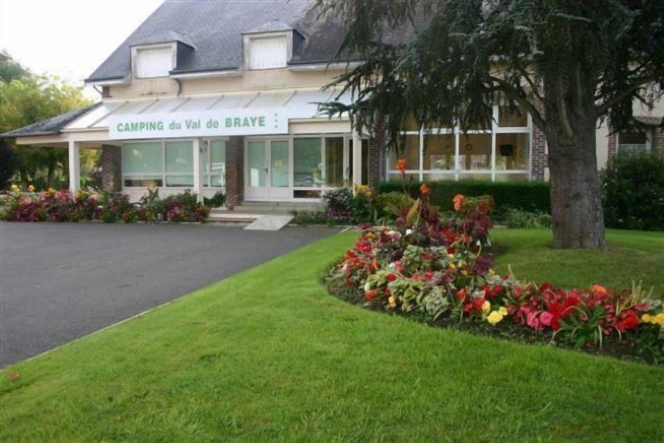 Resort & Camping - Val De Braye Hotel in Centre-Val de Loire