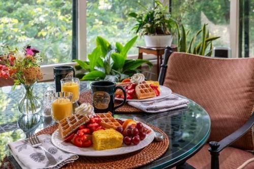 Pinecrest Bed & Breakfast Hotel in Historic Montford
