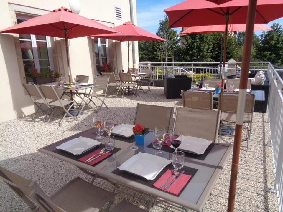 Logis Hotel Restaurant La Croisee des Chemins Hotel in Auvergne-Rhône-Alpes