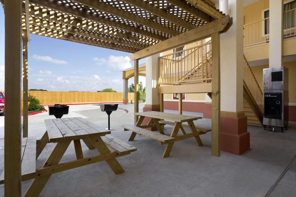 Days Inn & Suites by Wyndham Gonzales TX Hotel in Gonzales