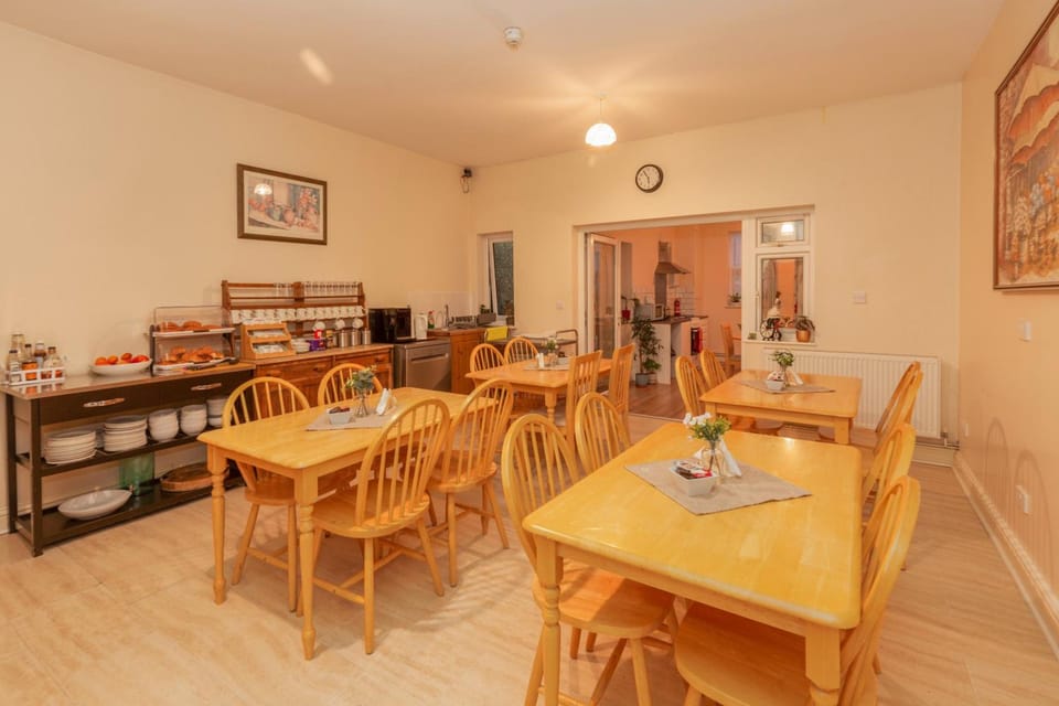 Ricky Road Guest House - Budget Hotel in Watford
