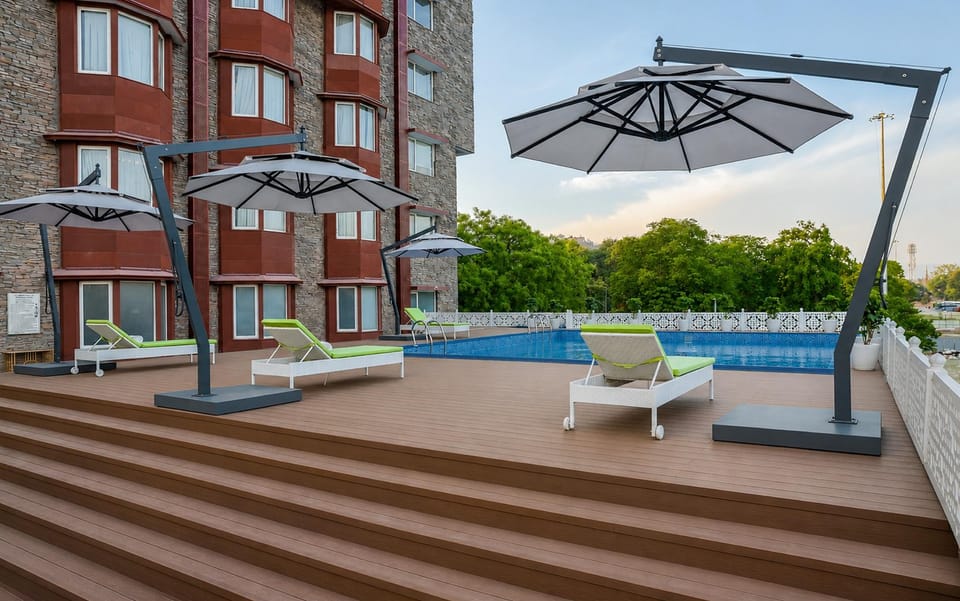Swimming pool [outdoor]