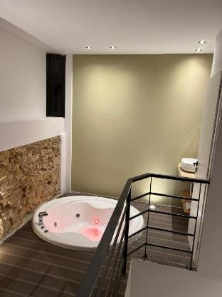 No 2 - Theo Apartment two bedrooms ground floor Hotel in Athens