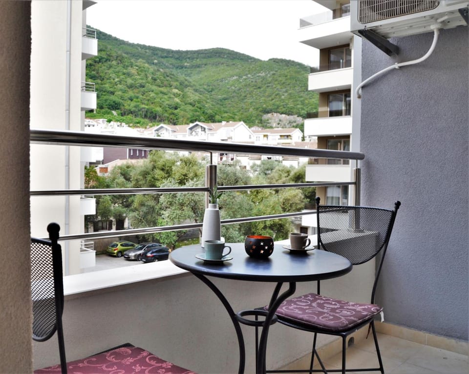 Yeshill Apartments Hotel in Budva