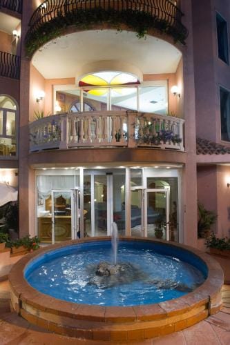 Hotel Trevi Riccione, in centro sul mare con cucina Hotel in Riccione