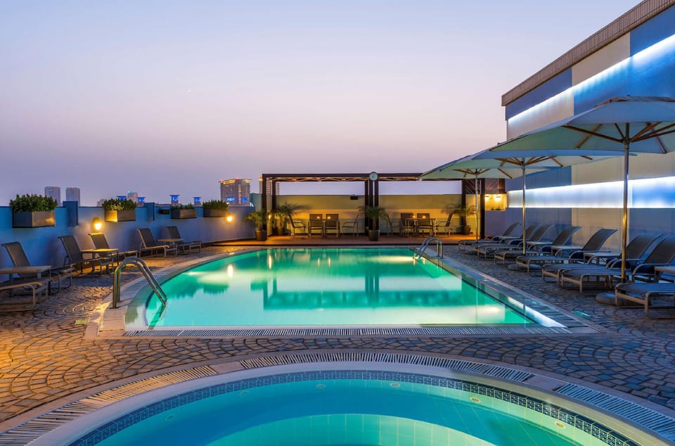 Swimming pool [outdoor]
