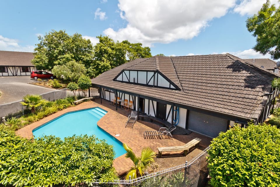 Swimming pool [outdoor]