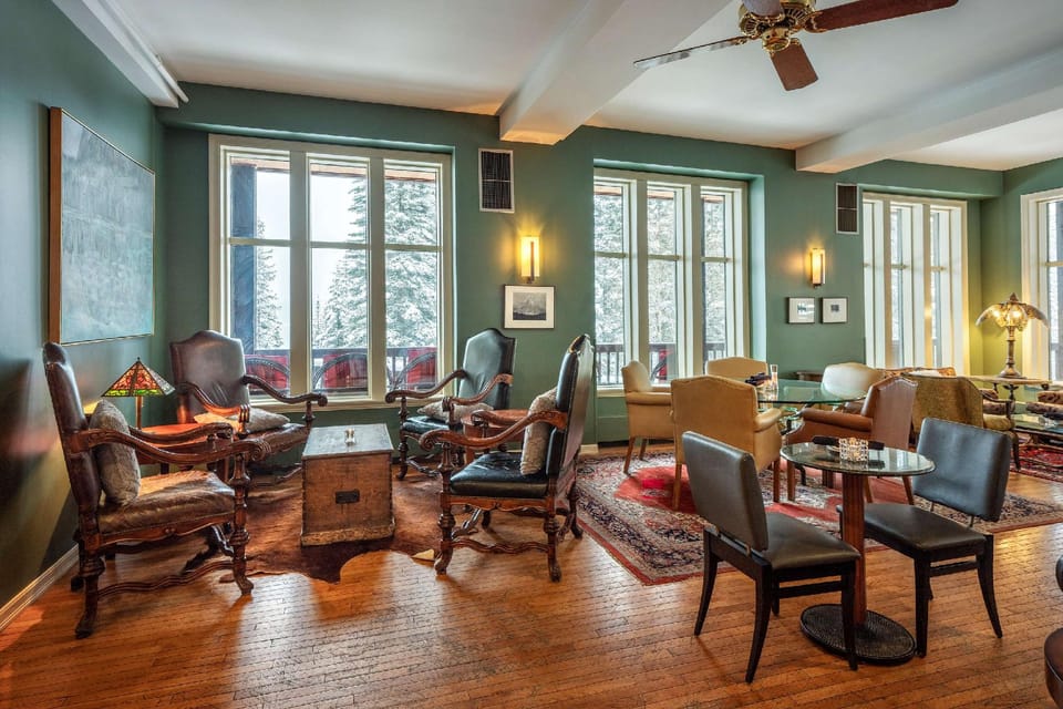 Emerald Lake Lodge Resort in Columbia-Shuswap A