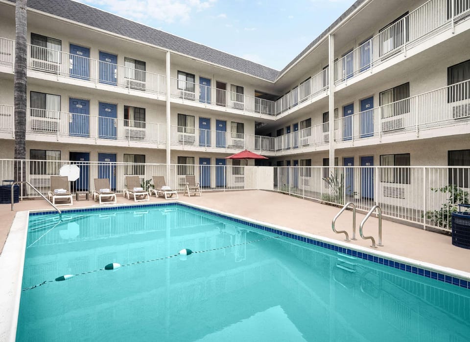Motel 6 Buena Park, CA - Knotts Berry Farm - Disneyland Hotel in La Palma
