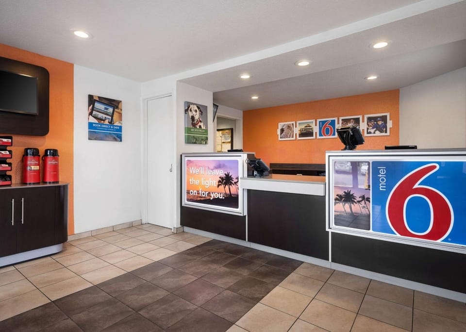 Motel 6 Buena Park, CA - Knotts Berry Farm - Disneyland Hotel in La Palma