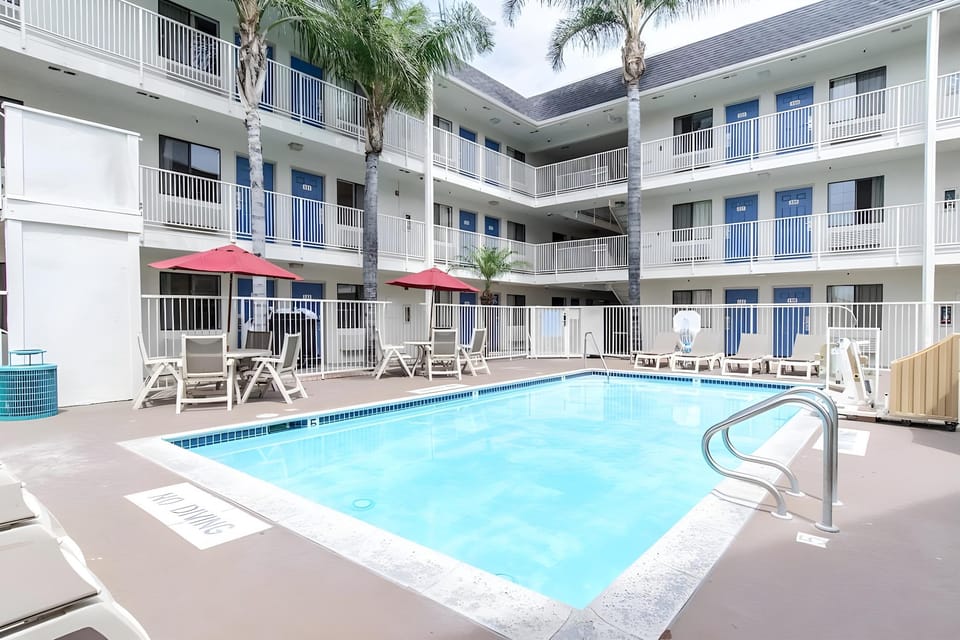 Motel 6 Buena Park, CA - Knotts Berry Farm - Disneyland Hotel in La Palma