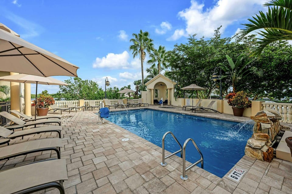 Bayfront Inn 5th Avenue Hotel in Naples