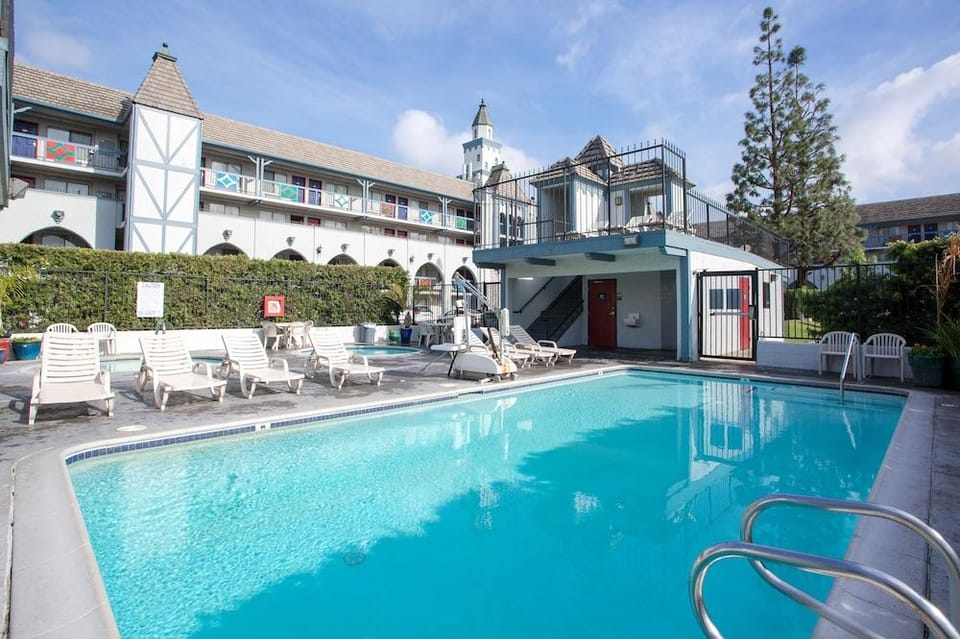 Castle Inn and Suites Anaheim Hotel in Garden Grove