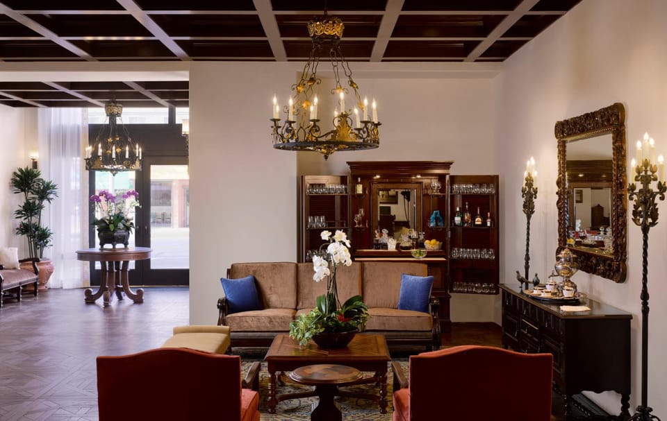 Plaza la Reina Hotel in Westwood