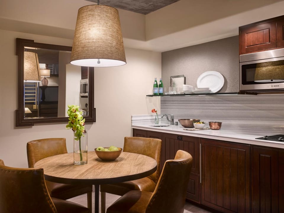 Plaza la Reina Hotel in Westwood