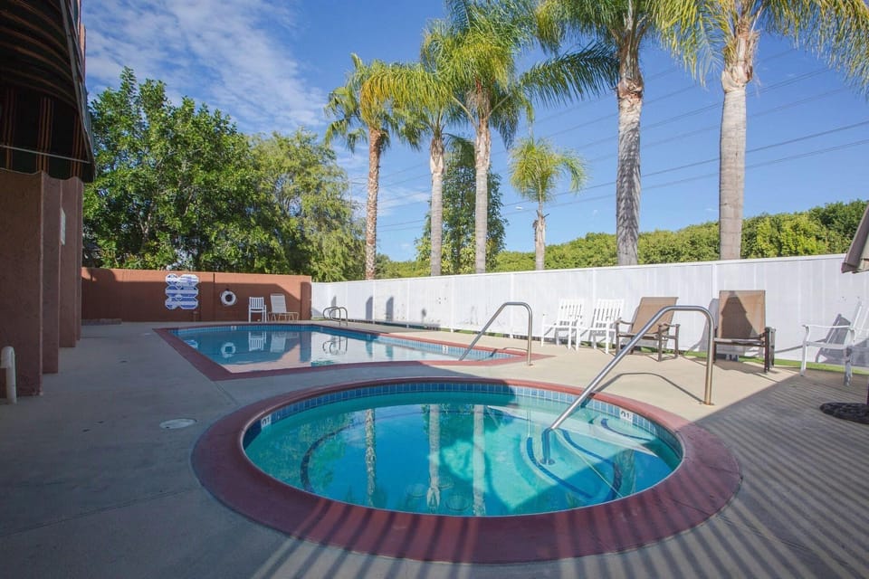 Abby's Anaheimer Inn - Across Disneyland Park Hotel in Garden Grove