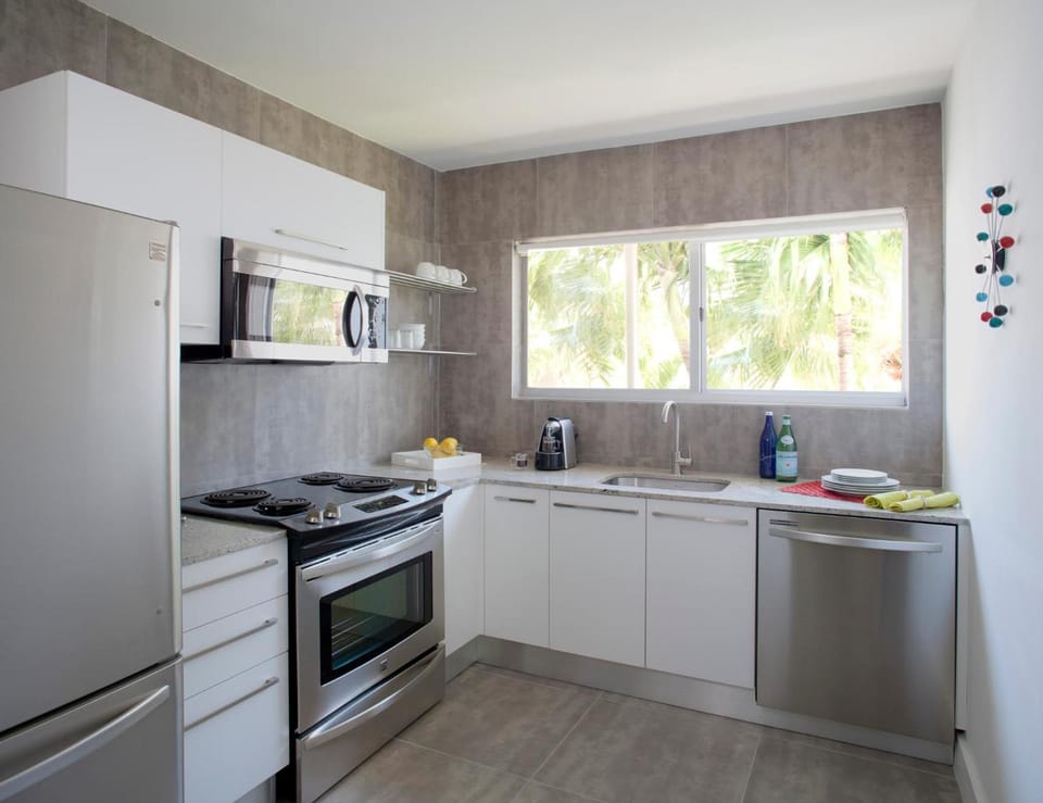 1818 Meridian House Hotel in Flamingo Lummus