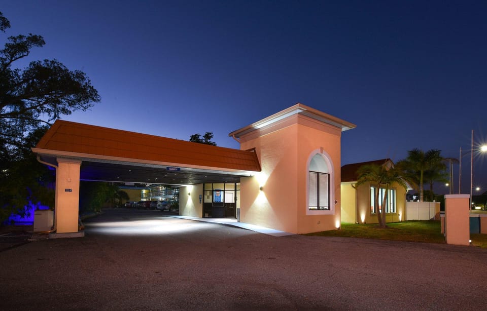 Golden Host Resort - Sarasota Motel in Sarasota